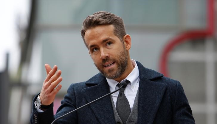 © Reuters. Ryan Reynolds fala na Calçada da Fama em Hollywood