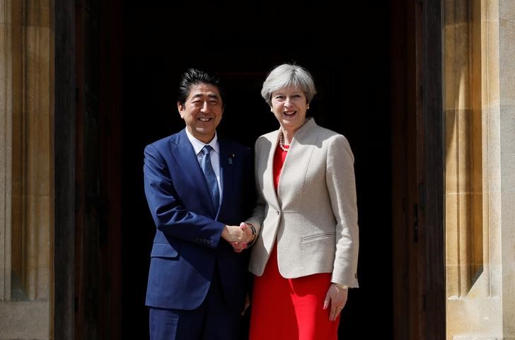 © Reuters. Britain's Prime Minister Theresa May greeets Prime Minister Shinzo Abe of Japan during a visit to Chequers, near Wendover