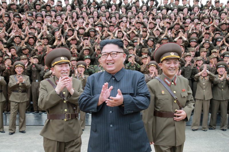© Reuters. El líder norcoreano aplaza su decisión sobre el lanzamiento misiles a Guam