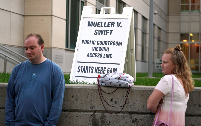© Reuters. Seguidores de Taylor Swift esperan afuera de la Corte Federal de Denver donde se desarrolla el juicio de la demanda por manoseo de la cantante contra un disc-jockey, en Denver