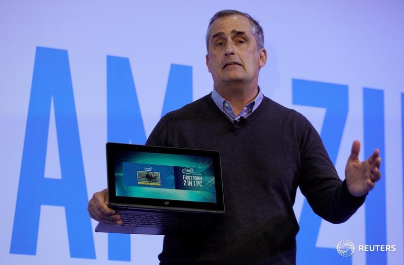 © Reuters. Brian Krzanich, Intel CEO, holding a laptop with a 20nm chip to be released later this year speaks during the Intel press conference at CES in Las Vegas