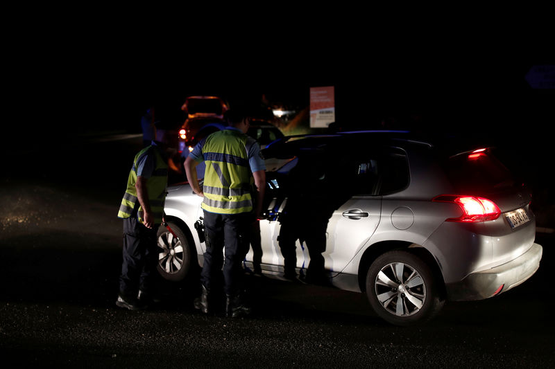 © Reuters. La policía francesa detiene a un auto en un control carretero en Sept-Sorts, donde un vehículo embistió la terraza de una pizzería.