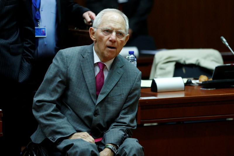 © Reuters. Schaeuble espera que política de tipos de interés bajos del BCE termine pronto