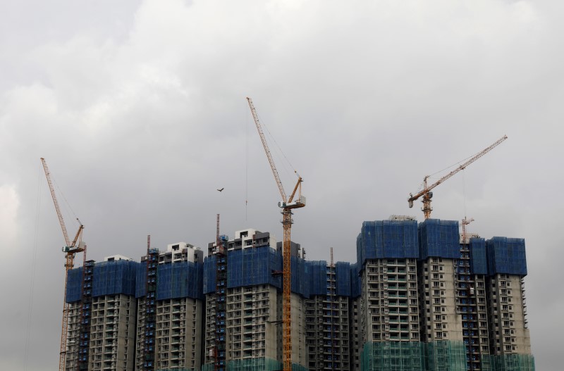 © Reuters. A view of a residential apartment building under construction in Malaysia's southern city of Johor Bahru