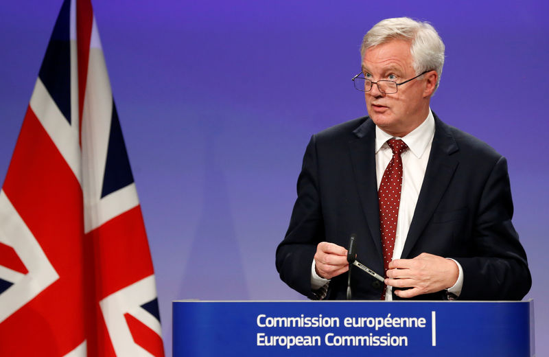 © Reuters. FILE PHOTO - Britain's Secretary of State for Exiting the European Union Davis and EU's chief Brexit negotiator Barnier hold a joint news conference in Brussels