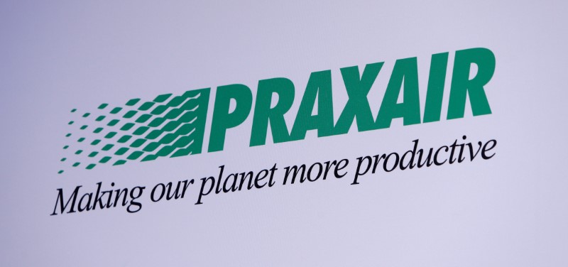 © Reuters. The Praxair logo is seen during a news conference in Munich