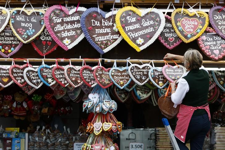 © Reuters. Продавщица развешивает имбирные пряники перед открытием Октоберфеста в Мюнхене