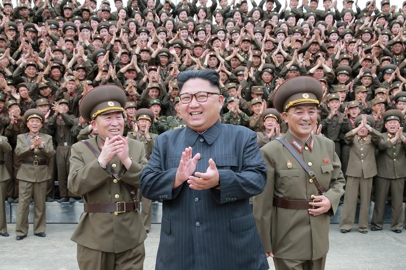 © Reuters. زعيم كوريا الشمالية يرجئ خطط إطلاق صواريخ صوب جوام الأمريكية