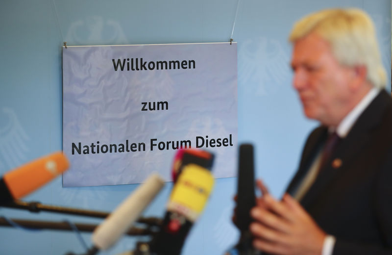 © Reuters. Bouffier gives a statement following a "Dieselgate" meeting with German car maker executives in Berlin