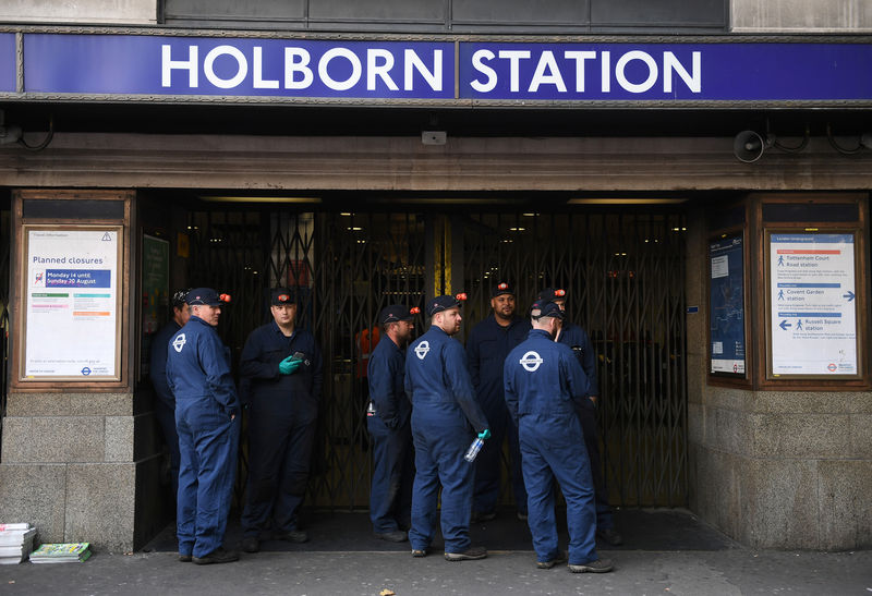 © Reuters. الشرطة البريطانية تتحرى تقارير عن دخان في محطة مترو في لندن