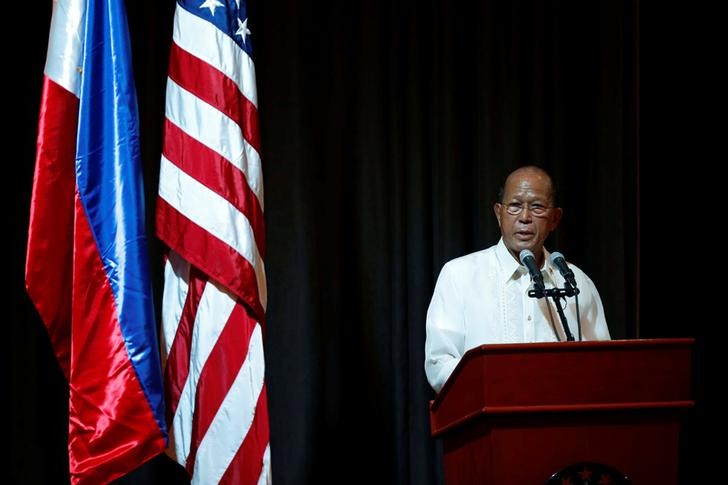 © Reuters. FILE PHOTO - Philippine Defence Secretary Delfin Lorenzana speaks during the opening ceremony of Philippines and U.S. military  joint exercises called Balikatan in Quezon city