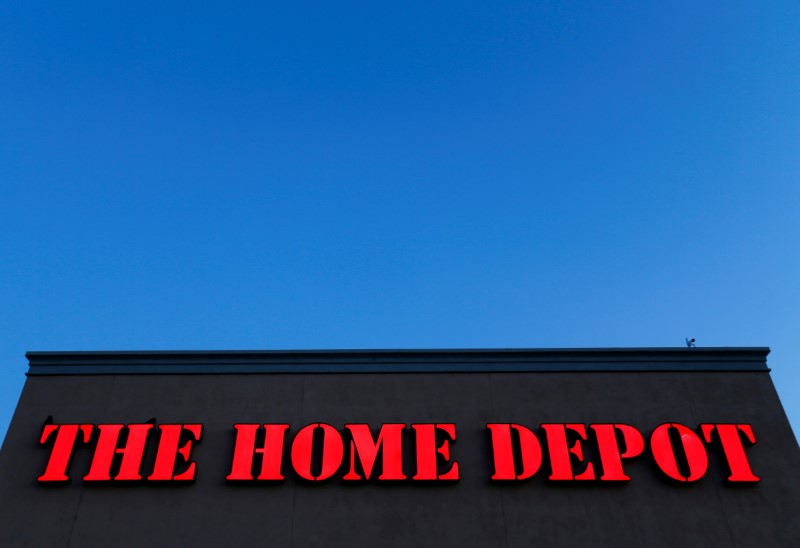 © Reuters. FILE PHOTO -  The logo Home Depot is seen in Encinitas, California