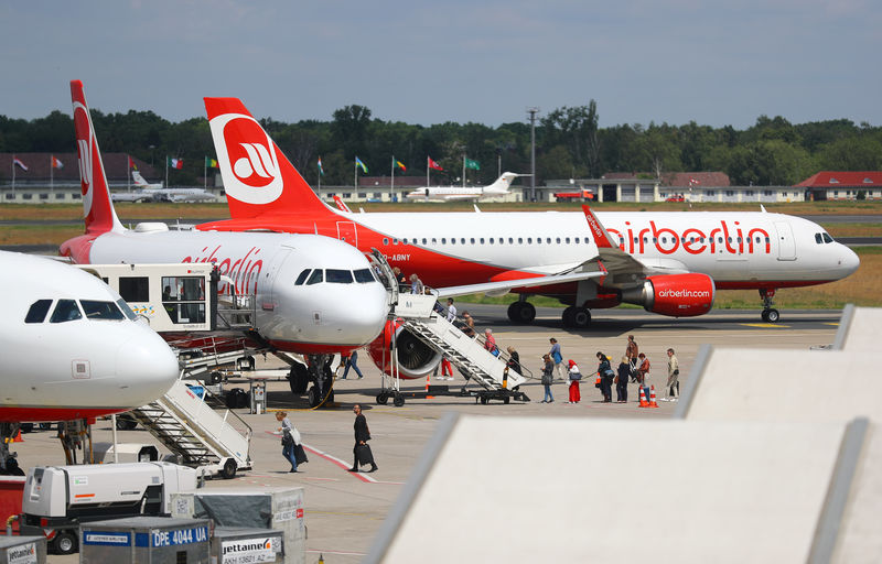 © Reuters. Passengers board a German carrier Air Berlin aircraft at Tegel airport in Berlin