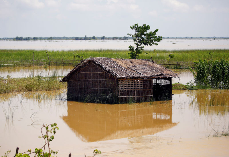 © Reuters. Casa submersa após fortes chuvas no distrito de Saptari, no Nepal