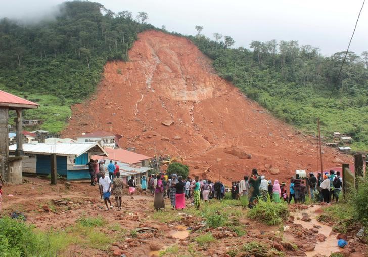 © Reuters. Pessoas inspecionam danos após deslizamento de lama na cidade de Regent, em Serra Leoa