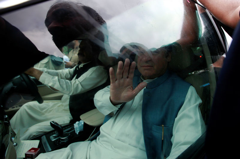 © Reuters. Former Pakistani Prime Minister Nawaz Sharif waves from his car, in Rawalpindi