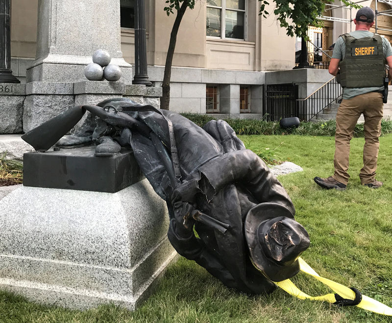 © Reuters. Estátua de soldado confederado derrubada em Durham, na Carolina do Norte