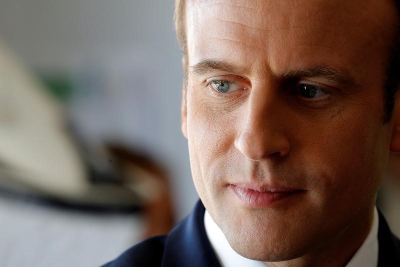 © Reuters. French President Macron visits a recreational centre for children in Moisson, France