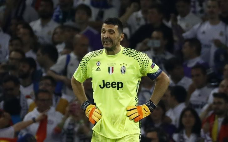 © Reuters. FILE PHOTO: Juventus' Gianluigi Buffon looks dejected