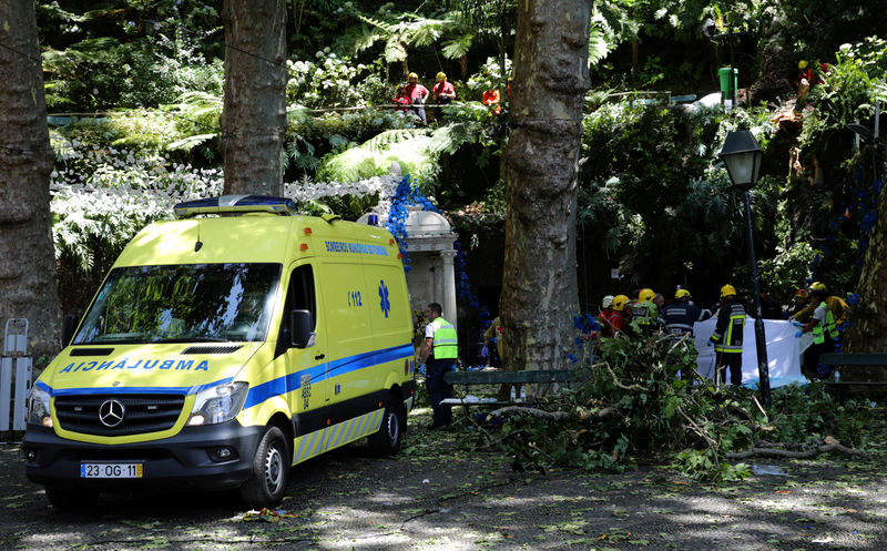 © Reuters. Bombeiros trabalham em local onde árvore caiu sobre religiosos perto de Funchal, em Portugal