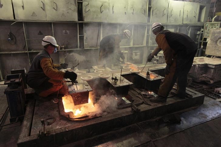 © Reuters. Рабочие на алюминиевом заводе Русала в Красноярске