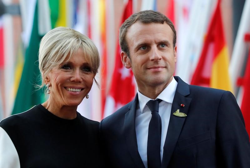 © Reuters. الرئيس الفرنسي يتهم مصورا بمضايقته أثناء قضاء عطلة