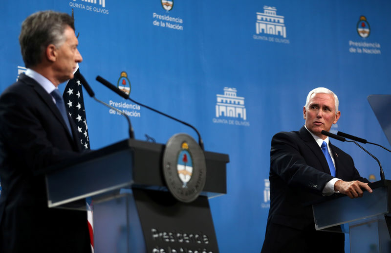 © Reuters. Vice-presidente dos EUA, Mike Pence, e presidente da Argentina, Mauricio Macri, em Buenos Aires