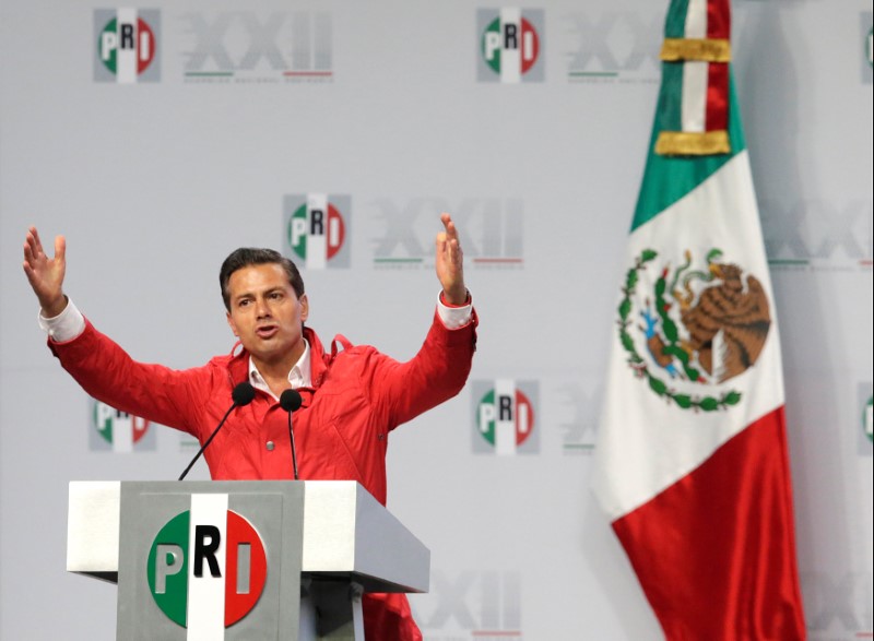 © Reuters. Mexican President Enrique Pena Nieto delivers his speech to supporters of the Institutional Revolutionary Party (PRI) during their national assembly ahead of the 2018 election at Mexico City’s Palacio de los Deportes