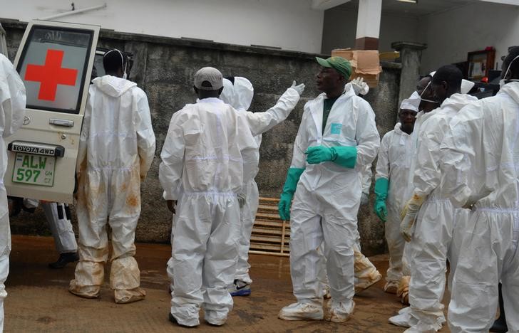 © Reuters. Funcionários de emergência trabalham no necrotério central em Freetown