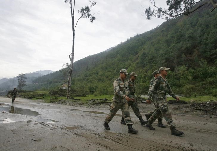 © Reuters. شجار بين جنود من الهند والصين عند الحدود بين البلدين