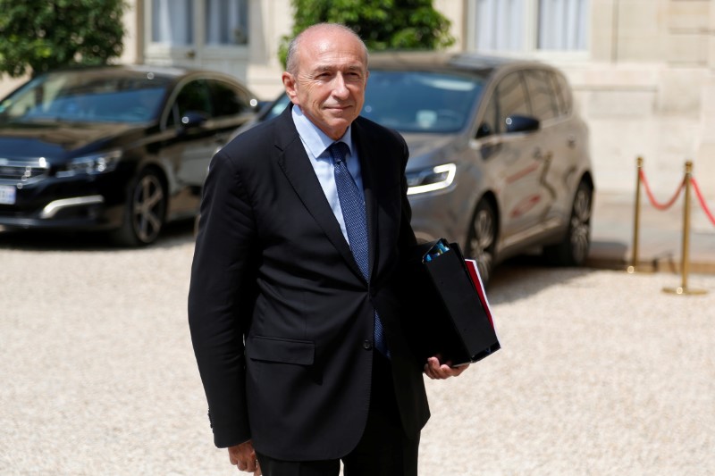 © Reuters. LA POLICE DE PROXIMITÉ RELANCÉE "DÈS LA FIN DE L'ANNÉE", DIT COLLOMB