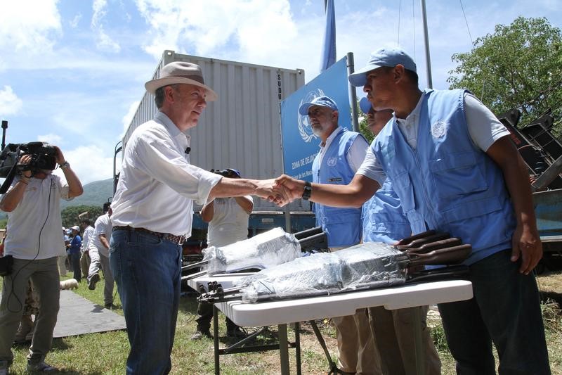 © Reuters. Presidente Juan Manuel Santos cumprimenta observador da ONU em  entrega de armas das Farc em La Guajira