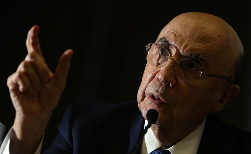 © Reuters. Meirelles concede entrevista em Brasília