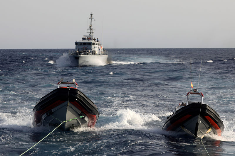 © Reuters. شاهد: خفر السواحل الليبي يهدد سفينة إسبانية لإنقاذ المهاجرين