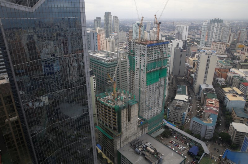 © Reuters. Construction of new buildings alongside older establishments is seen within the business district in Makati City, metro Manila