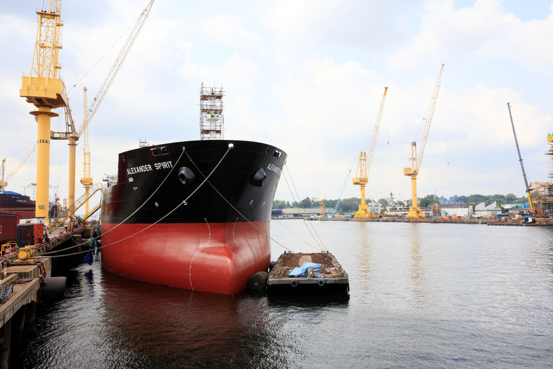 © Reuters. Нефтяной танкер Alexander Spirit в порту Сембаванг в Сингапуре