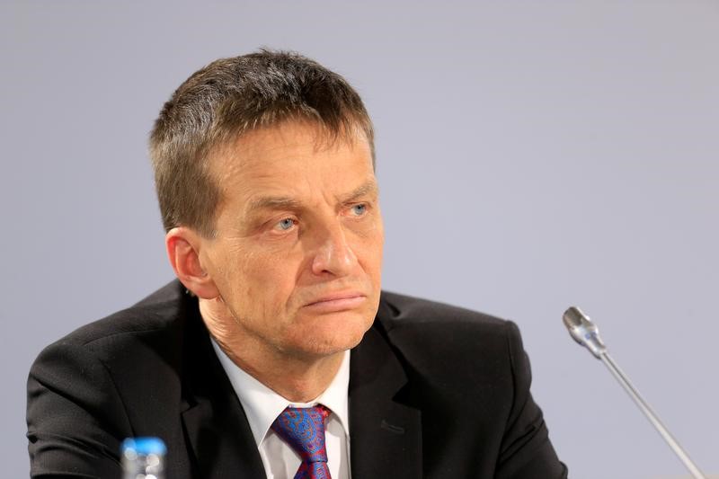 © Reuters. Estonian bank governor Hansson listens during a news conference in Tallinn