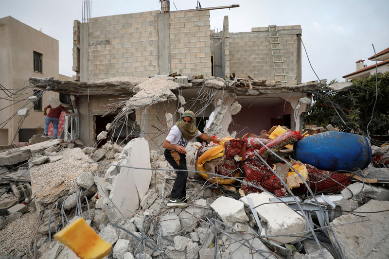 © Reuters. سكان: القوات الإسرائيلية هدمت منزل عائلة فلسطيني قتل 3 مستوطنين