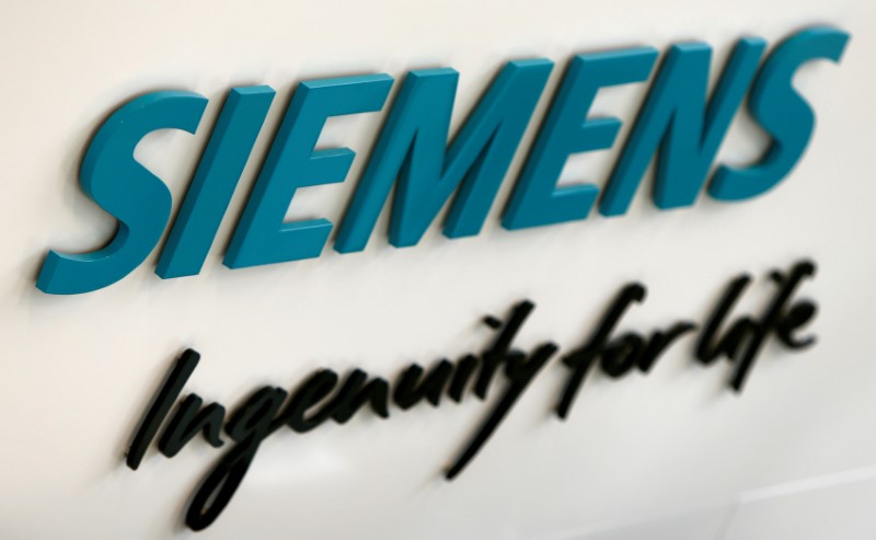 © Reuters. FILE PHOTO: Siemens AG logo is seen in headquarters in Munich