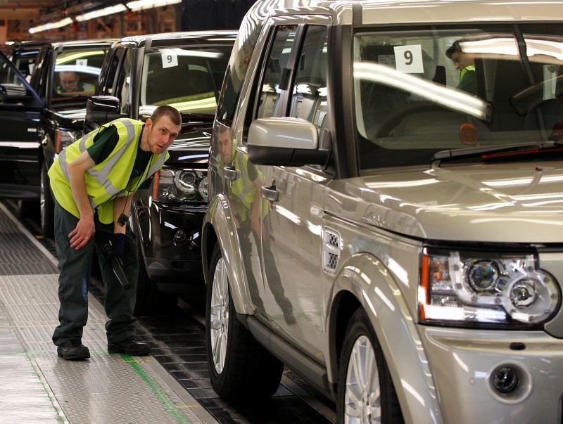 © Reuters. A worker inspects a Land Rover Discovery on the production line at their factory in Solihull