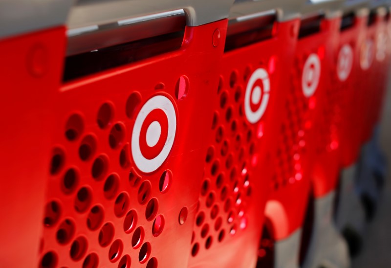 © Reuters. FILE PHOTO -  Shopping carts from a Target store are lined up in Encinitas
