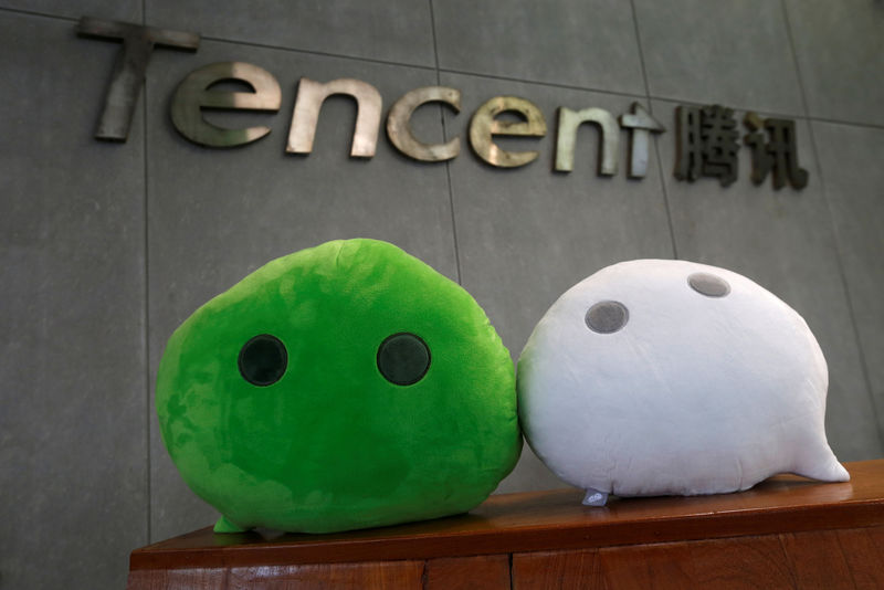 © Reuters. FILE PHOTO: WeChat mascots are displayed inside Tencent office in Guangzhou