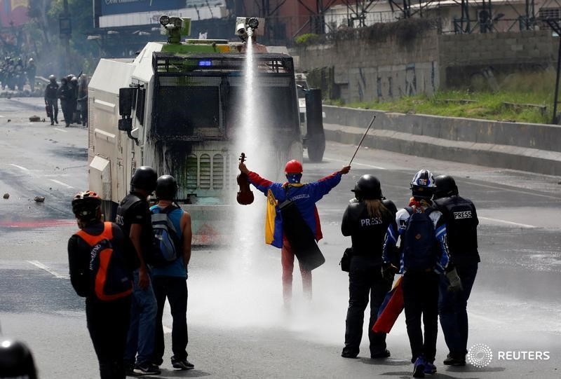 © Reuters. Jovem violinista venezuelano Wuilly Arteaga, durante protesto contra o governo do presidente Nicolás Maduro, em Caracas