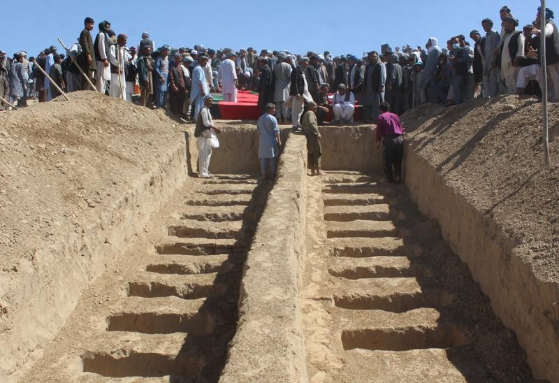 © Reuters. الشرطة الأفغانية تكتشف مقابر جماعية بعد هجوم على قرية