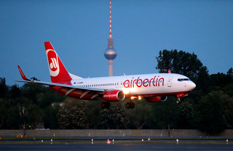© Reuters. An aircraft operated by German carrier Air Berlin lands in Berlin's Tegel airport
