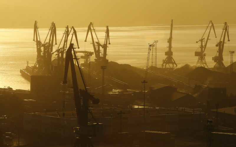 © Reuters. Краны в порту Мурманска