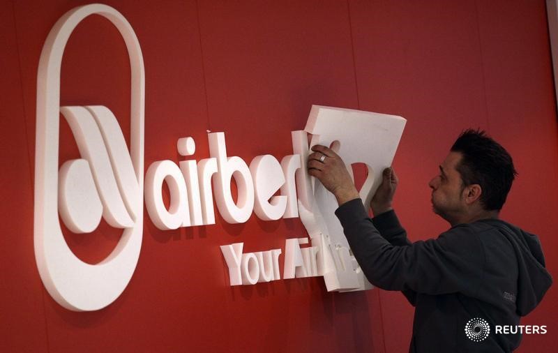 © Reuters. A worker puts finishing touches on booth of Air Berlin in Berlin