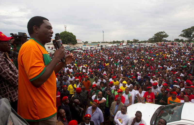 © Reuters. FILE PHOTO: UPND presidential candidate Hakainde Hichilema speaks at a rally in Lusaka