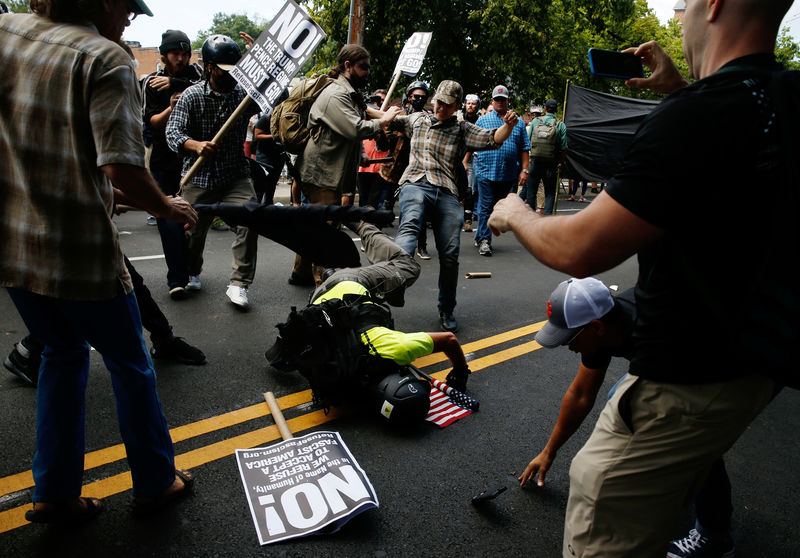 © Reuters. Confronto entre membros de protesto de supremacistas brancos e grupo de manifestantes de oposição em Charlottesville, nos Estados Unidos