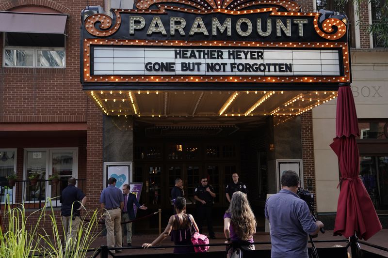 © Reuters. People gather outside  Paramount Theater prior to memorial service for car attack victim Heyer  in Charlottesville, Virginia